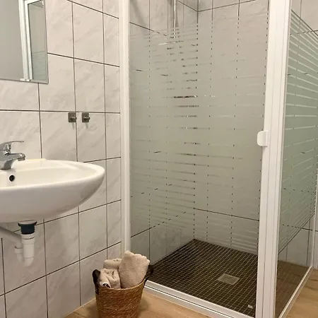 Guest house Monteur- Und Arbeiterunterkunft Adlerstrasse Oberhausen-Rheinhausen