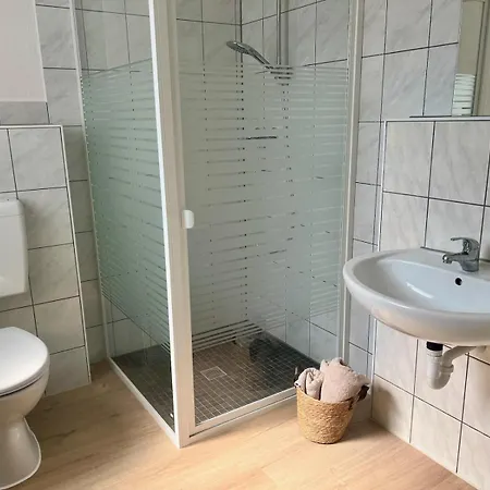 Monteur- Und Arbeiterunterkunft Adlerstrasse Guest house Oberhausen-Rheinhausen